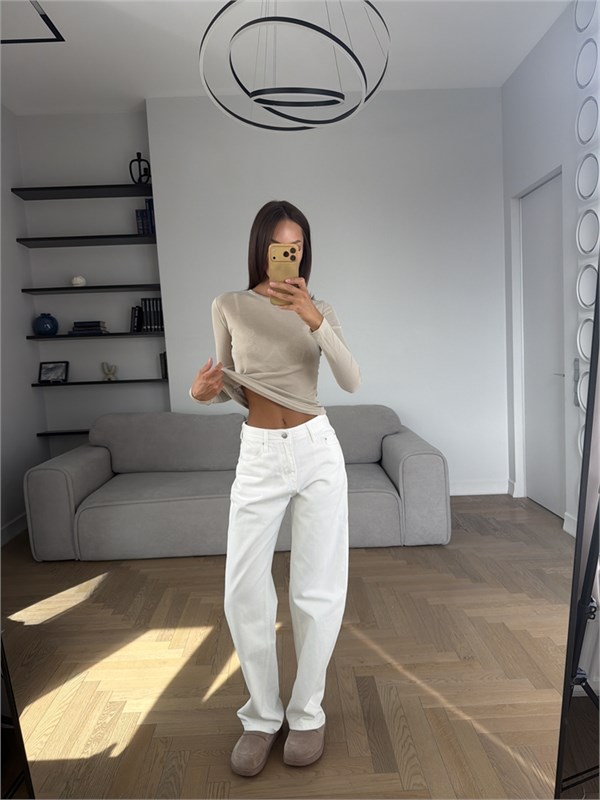 {{photo.Alt || photo.Description || 'Прямые джинсы с акцентом сзади'}}