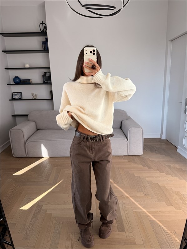 {{photo.Alt || photo.Description || 'Прямые джинсы с накладными карманами сзади'}}