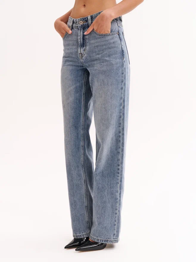 Джинсы с эффектом длинных ног