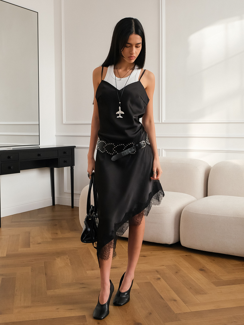 Платье из атласа и кружева