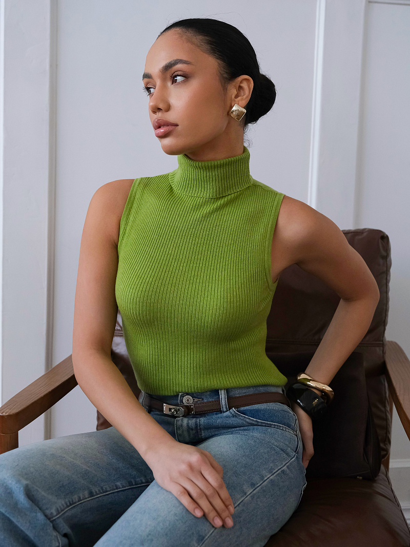 Топ с высоким воротником