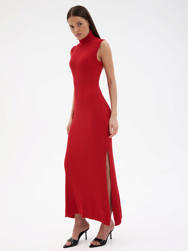 Трикотажное платье с горлом