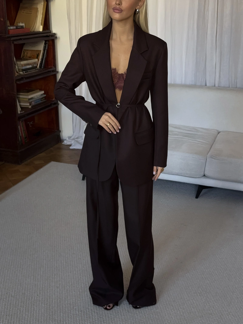 Брючный костюм из жакета и брюк